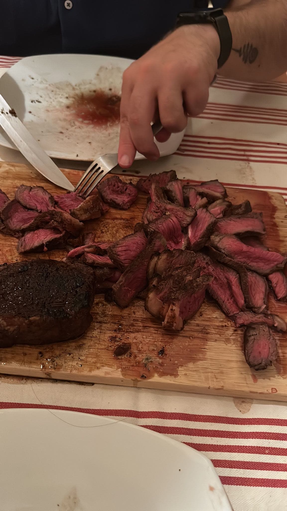 La carne al taglio sul tagliere
